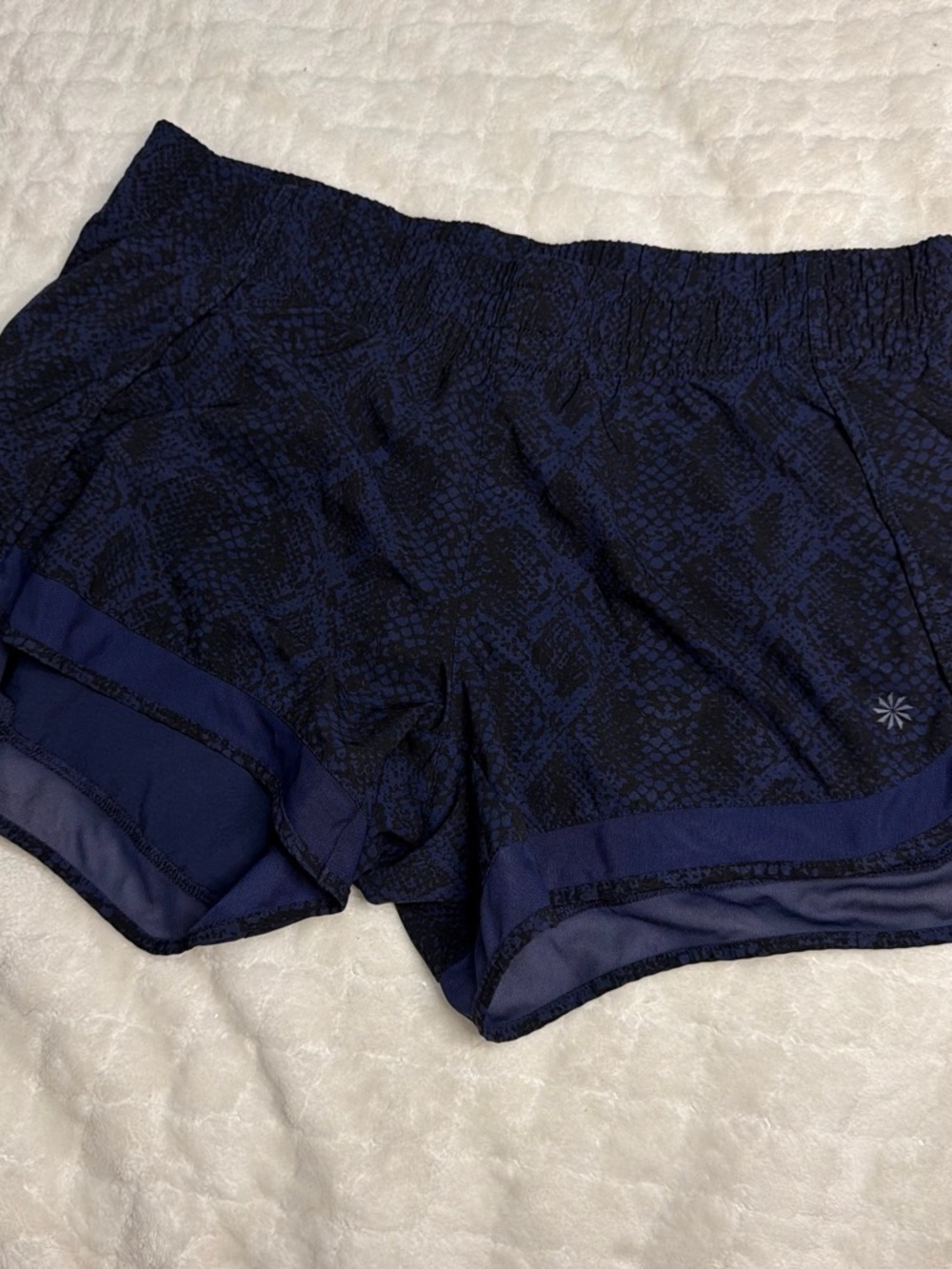 Athleta Mesh Racer Run Short 4" Navy Blue Snakeskin Print Running Shorts - Small
